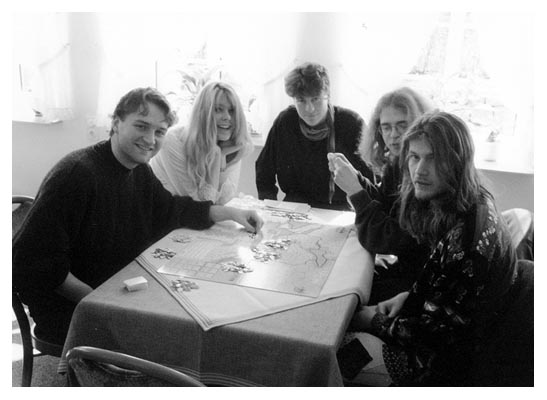 Noch lachen Niels, Sonja, Sven C, Bernd und Arne. Doch bald fallen neue Regeln und lieber Pl&uuml;nderer vom Himmel.