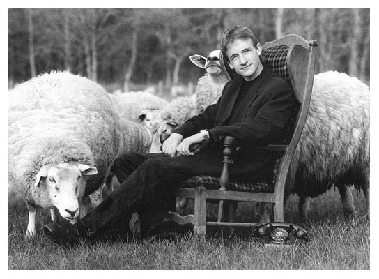 Einladungsfoto zum 19. Geburtstag. Die Schafe tun nur so friedlich. 1989.