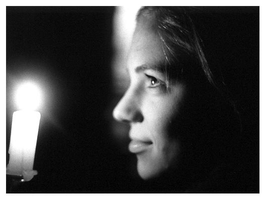 Hanne in der Blockhütte. 1999.