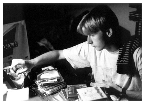 J&ouml;rn-Michael Klein - kurz JMK - beim Auflegen der n&auml;chsten rockenden Scheibe.