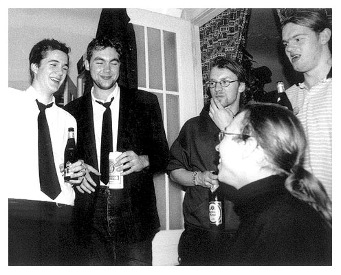 Lars, Hauke und Thomas am&uuml;sieren sich. Bernd findet nichts lustig. Bj&ouml;rn etwas anderes.