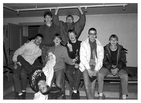 Oben sind die Bagaluten Thorsten Dwars und Manuel Martensen zu sehen, unten Oke Gr&uuml;nberg, Kai M&uuml;ller, Gunter Fien, Lutz Dolata, Thomas Lorenzen, Andreas Schultz. 1985.