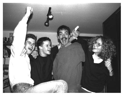 Der K&auml;pt&acute;n schielt schon nach der obenaufliegenden Schlagerplatte, Sascha hat sich weh getan, Oke und Mirjam freuen sich auch so. 1989.