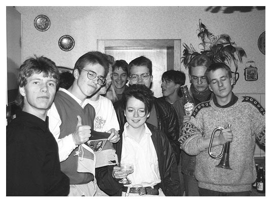 In der sp&auml;ter dem deutschen Museum f&uuml;r Geschichte &uuml;berlassenen K&uuml;che der Lorenzens (noch ohne die ausgestopfte Frau Leimich): Arne Kobarg, Thomas Lorenzen, Christoph Herzig, Renee Huxholdt, Larissa Wehlers, S&ouml;nke Brodersen, Holger Bach, Thorsten Dienelt & Gunter Fien. 1988.