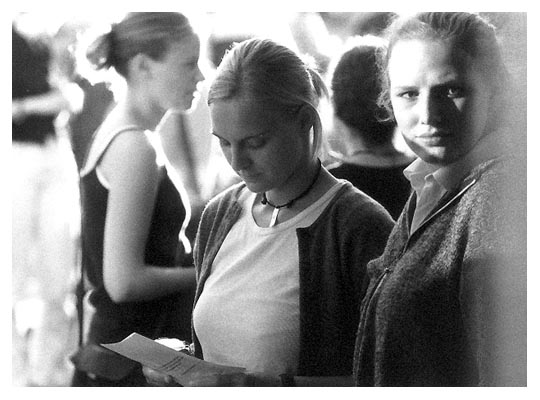 In der Mitte Melanie Petersen, umringt von lauter Leuten, die ich nicht kenne. 2000.