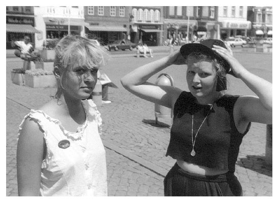 Ulrike Sch&uuml;tt und Ulrike Fulda auf dem Husumer Marktplatz. 1987.