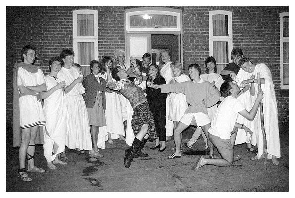 Vor dem Hintergrund einer wilden Orgie: Der K&auml;pt&acute;n in der Rolle seines Lebens. 1989.