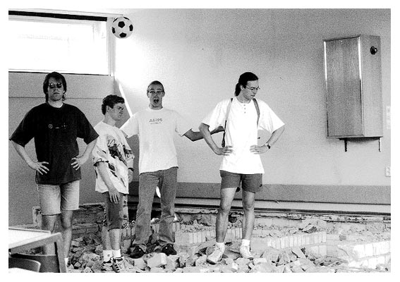 Skandal. Timo. Ove. Marcus und Thomas haben nur noch einen Ball. Statt ansteigender Sitzreihen. 