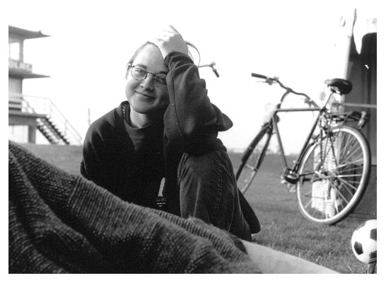 Stefanie Hansen. Das Fahrrad im Hintergrund scheint ein wenig zu wackeln.