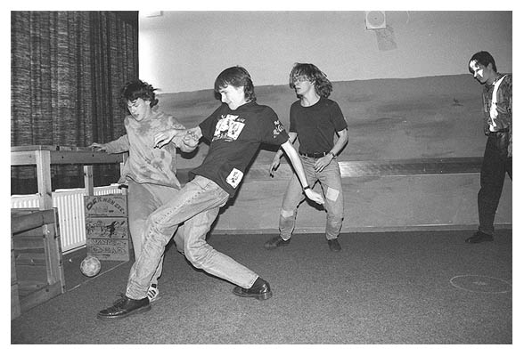 Hier schie&szlig;t Jan Dehn gerade den Anschlu&szlig;treffer im Spiel gegen Sascha Behrens (links) und Life Singelmann (rechts). In der Mitte findet man Jan Kobarg.