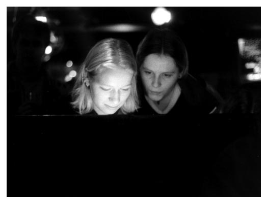 Yvonne Martensen sieht sich Bilder an, w&auml;hrend Solveig Hansen es mit einem Pfeiffen untermalt.