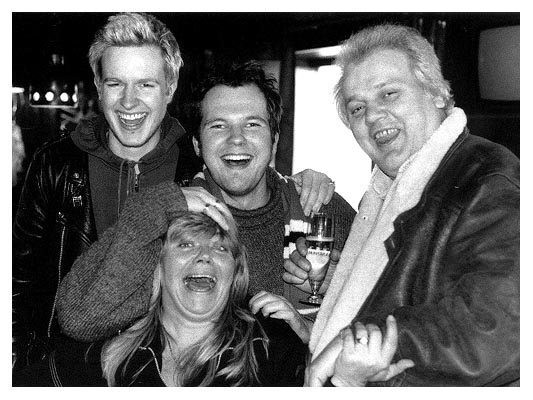 Paul, Axel, Elvis und die Bedienung.