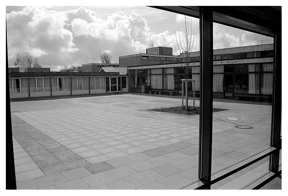 Der Abi-91-Platz aus Sicht des neuen Musiktraktes. 2003.