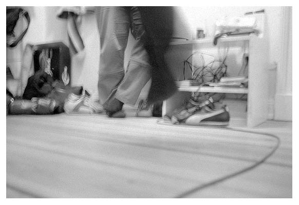 In Timos Flur: Han dreht sich, gewinnt trotz kritischer Kritiker und Florian fotografiert. 2003.