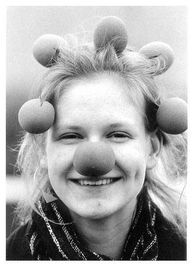 Mirjam l&auml;&szlig;t sich von des K&auml;ptns Witzen inspirieren. 1991.