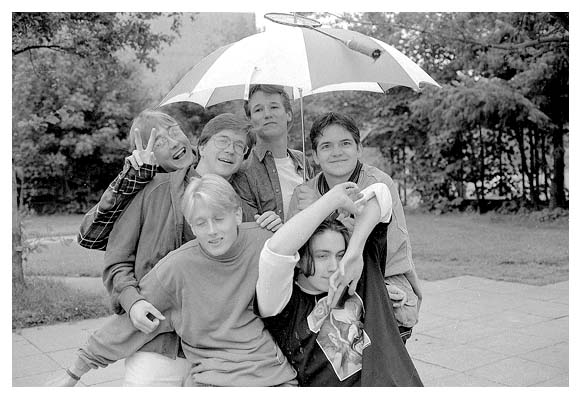 Florian, Alf, Tamara, Olli, JMK und Roland unterm Schirm. Vermutlich 1993. 