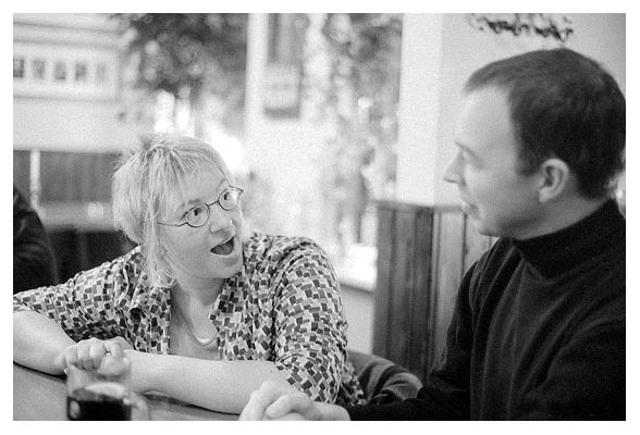 Dorit staunt, Thomas schw&ouml;rt auf die erste Ehemaligenschrift, die Wahrheit gesagt zu haben. 2003. Foto: Gr&uuml;nberg