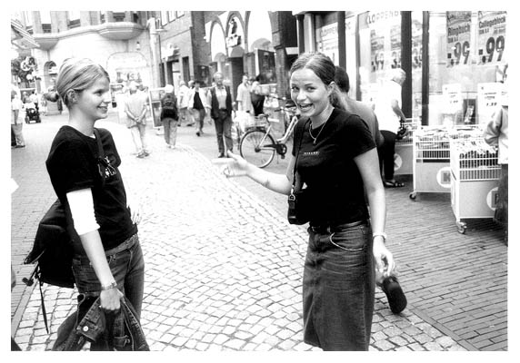 Anne Ha und Claudia plaudern &uuml;ber verbotene Liebe. Lena hat sich schon mit einem anderen Vorwand aus dem Staub gemacht. 2002.