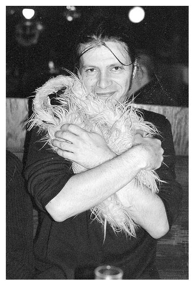 Arne h&auml;ngt an Ingas Tasche. 2000.