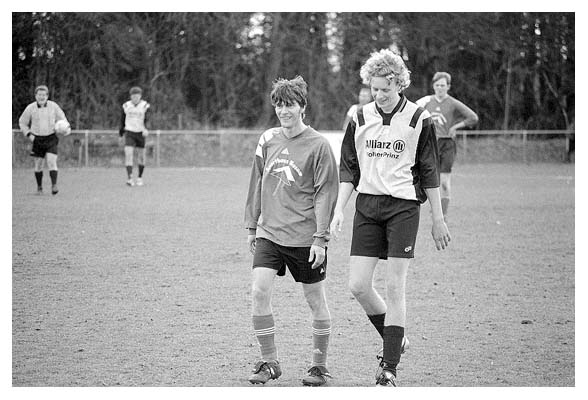 Halbzeit. Arne und Janosch gehen gemeinsam vom Platz. 5.4.2003.