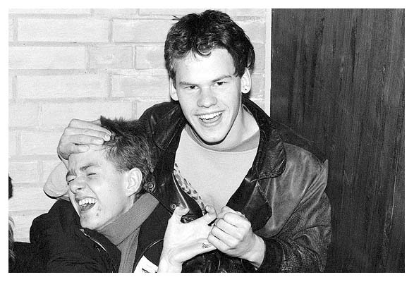 Axel Dohle und Sascha Behrens w&auml;hrend eines Fu&szlig;ballturnies in Hattstedt. 1989.