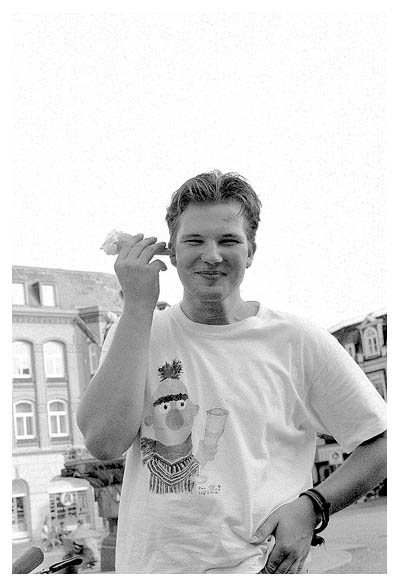 Auf dem Marktplatz. Der K&auml;ptn sucht schon Kleingeld heraus. Axel beginnt mit seinem Werk. 1992,