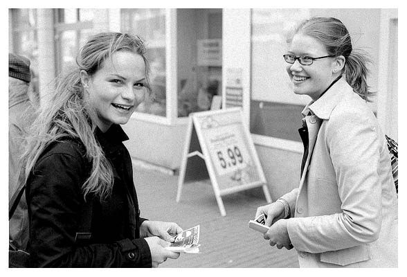 Jobs fürs Leben. Flyerverteilen in der Husumer Innenstadt: Claudia und Annika. 2003.