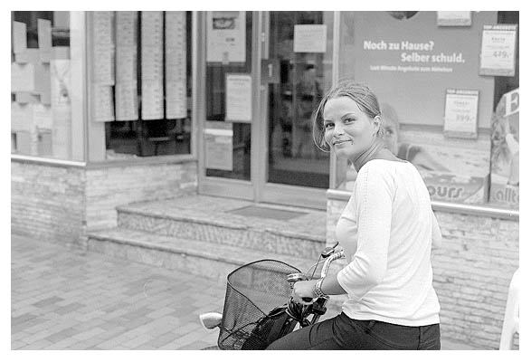 Claudia mit dem hinterm Fotografen stehenden Finn in der unteren Neustadt. 2003.