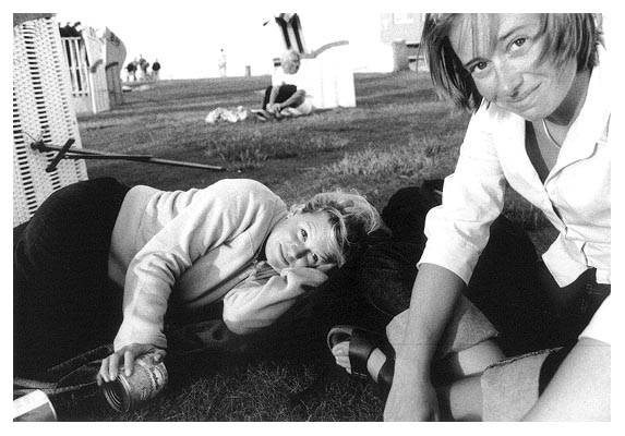 Conny und Anna mit Dosen. Ich habe keinen Schimmer mehr warum. 2001.