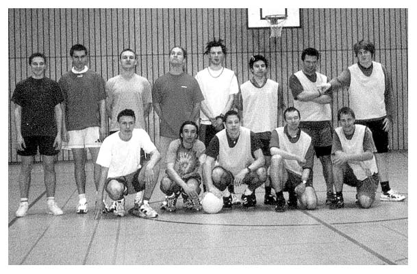 11:10 f&uuml;r uns. Die Namen der Gegner kenne ich leider nicht. Wir in den Leibchen sind Filip Wojenko, Lee Panayong, Sven Larsen, Tim Paasch-Colberg. Unten: Jan-Ulrich Friedrichson, Thomas Lorenzen, Andreas Grund. 2002.