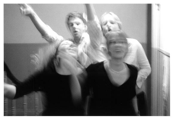 Jan, Mareike, Anne Z, Anna O. Im Flur. Beim Einszweihepp. 2002.