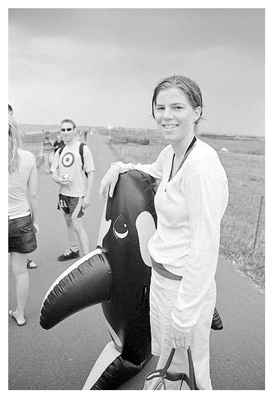 Am Dockkoog. Greta und ihr guter alter treuer Kumpel. Der kann in Abschiedstr&auml;nen schwimmen. 2003.