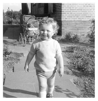 Vor einem Haus in Wester-Ohrstedt.