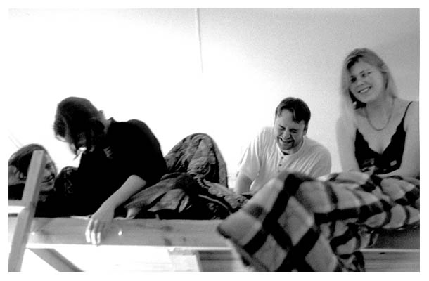 Sven C., Sönke, Niels und Sonja. Beim sich lustig machen über des Fotografen Schlafsack. Der modische gelbe Streifen wird nicht als modern anerkannt. 