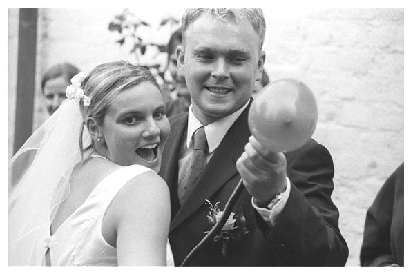 Das Hochzeitspaar albert rum. Mit Luftballons in Herzform. HERZFORM! 2002.