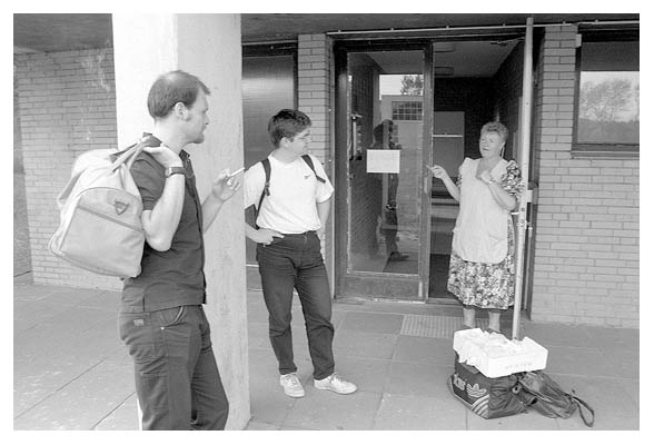 Sonntagskickerer Jens, Tormaschine Olli, Putzfrau Frau Bahnsen. 2001.