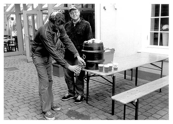 Hinter dem Brauhaus: Jonas, Gubatz, ein Fa&szlig; Bier und  das Ganze fotografiert von Jan K. 2002.