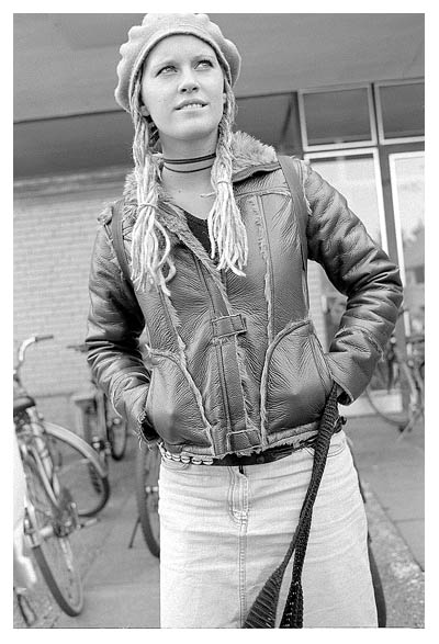 Karen vor der TSS. 2002.