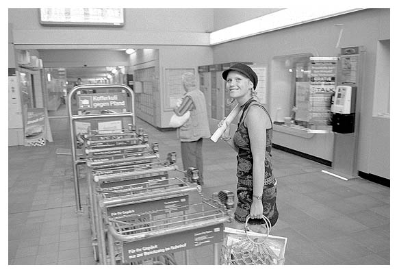 Karen auf dem Weg zum Zug nach T&ouml;nning. 2003.
