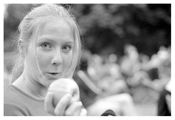 Kathrin nimmt einen Apfel mit in die Sneak. 2003.