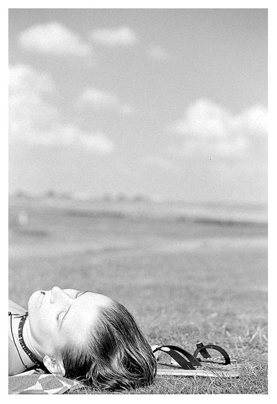 Katrin am Hundestrand, w&auml;hrend Branca gerade sehns&uuml;chtig nach einen quietschenden Ball Ausschau h&auml;lt. 2003.