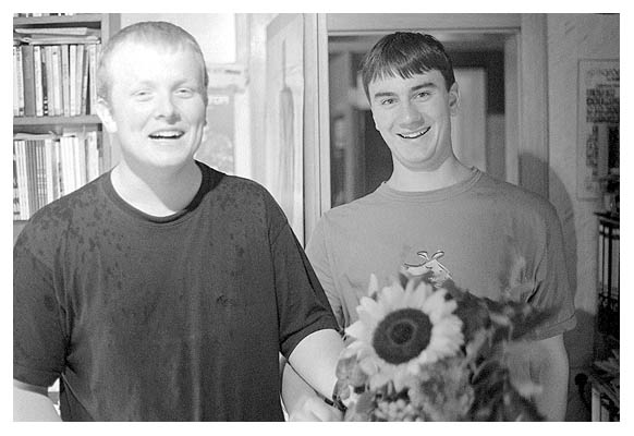 Lars ist eigentlich viel kleiner als Ulf, steht aber auf der mit Gold und Juwelen gef&uuml;llten Dankeskiste. Die Tropfen auf seinem T-Shirt kamen nicht durch mein neues Flachdach, sondern waren schon drau&szlig;en unterwegs aufgegabelt worden. 2003.