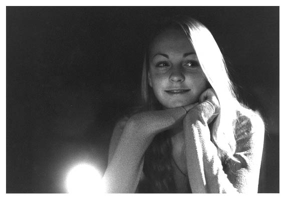 Lisa in der Blockhütte. 2002.