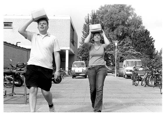 Matthias und Meike mit den letzten Kartons. 2002.