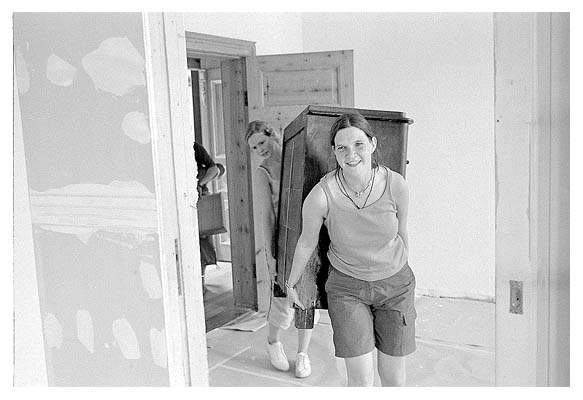 Anja und Mone schleppen einen Schrank in die noch nicht ganz fertige Wohnung. 2003.