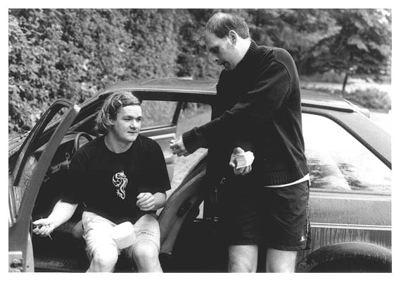 Ove und Jens handeln nach dem Sonntagskickern. 2002.