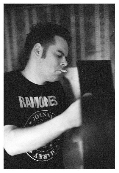 Remco rult die Frequenzen. Im Hintergrund Strassers neue Wunschtapete. 2003.