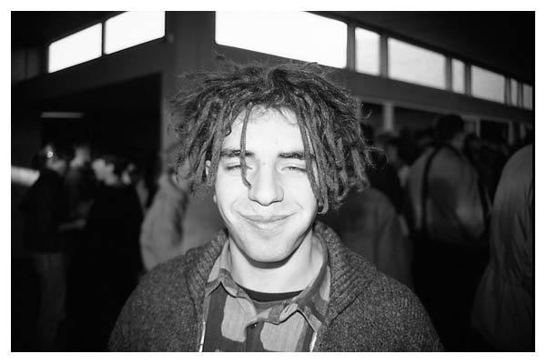 Ricco in der Pausenhalle kurz bevor Gunter ihn entdeckte. Und ohne Kekse in den Unterricht gehen. 1991.