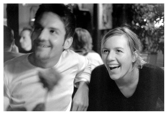 Sebastian und Ina. In der Blockh&uuml;tte. 2002.