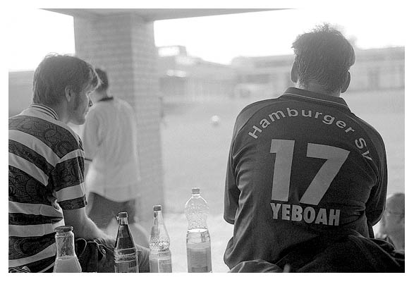 Pause. Arne und Remco harren der Dinge die da kommen. 2003.